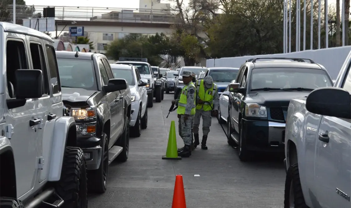 Inspeccionan vehículos en el cruce de Nogales a EUA