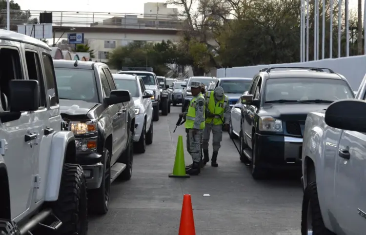 Inspeccionan vehículos en el cruce de Nogales a EUA