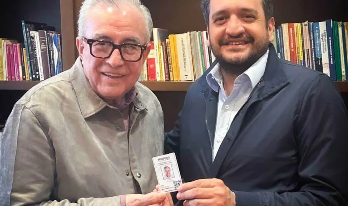 Se afilia Rocha Moya a Morena; Andrés López Beltrán le entrega su credencial. Cortesía