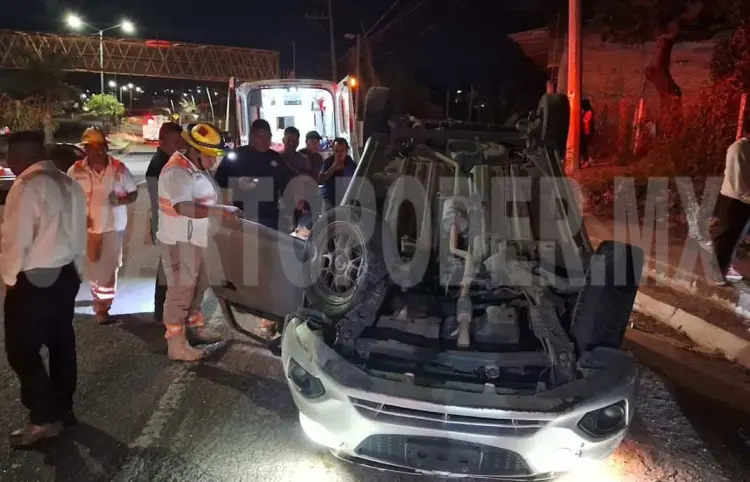 Regresaban a Tuxtla pero terminan volcando