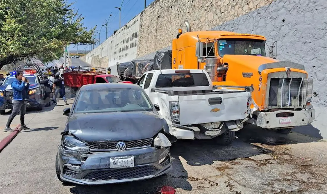 Tráiler se lleva 12 coches; hubo 17 heridos