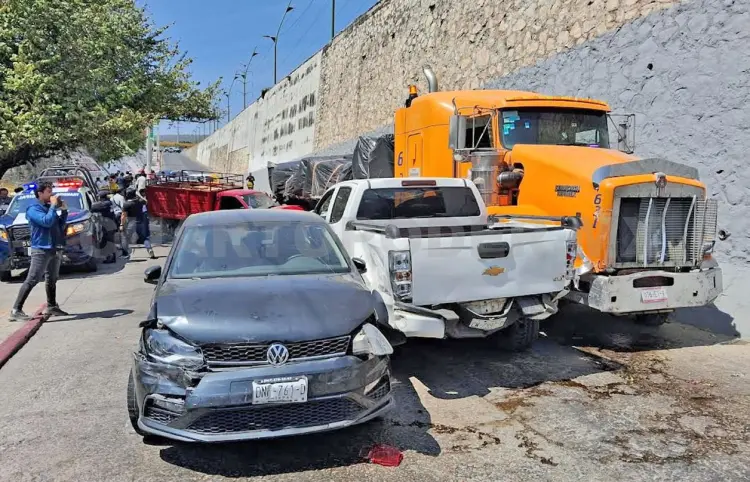 Tráiler se lleva 12 coches; hubo 17 heridos
