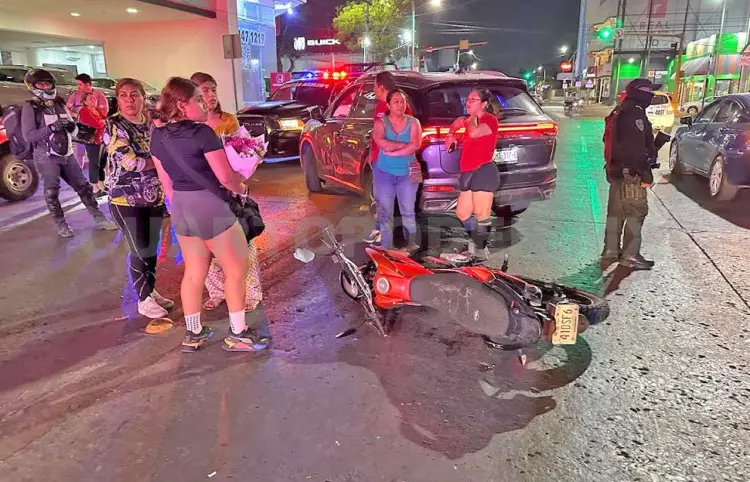 Por imprudente maniobra impacta a motociclista