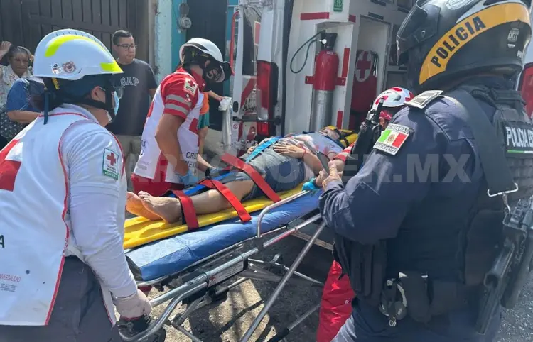 La atropella su propio vehículo en reversa; la llevan al hospital