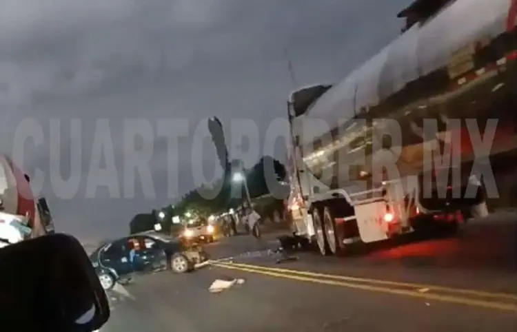 Solo daños deja choque de tráiler y automóvil