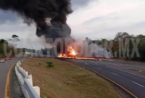 Arde pipa tras volcar en la Curva del Diablo