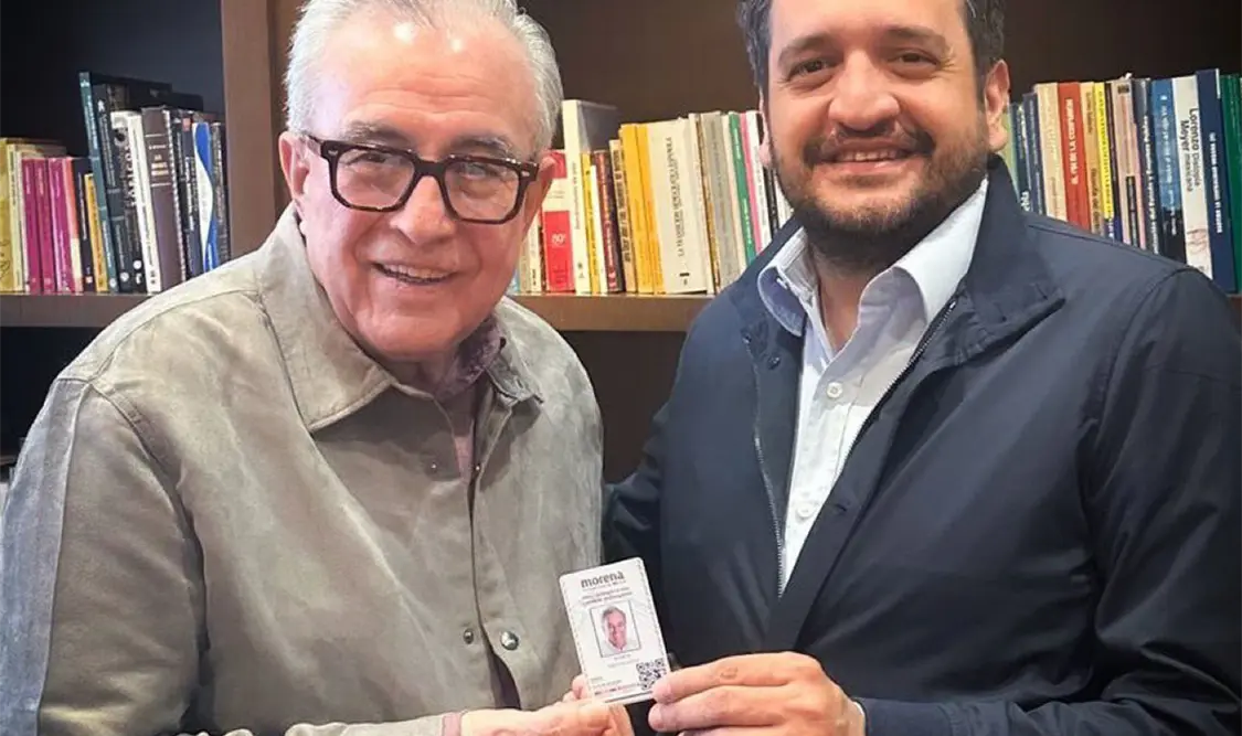 Se afilia Rocha Moya a Morena; Andrés López Beltrán le entrega su credencial. Cortesía