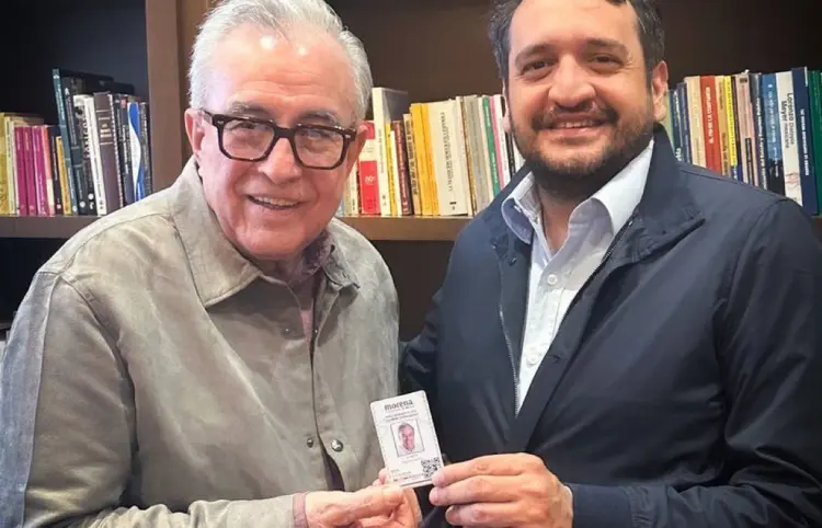 Entregan credencial de Morena a Rubén Rocha Moya