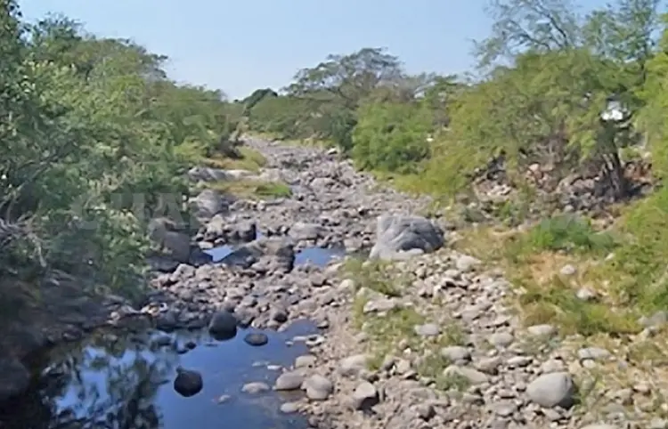 Ganaderos construyen pozos para sus reses