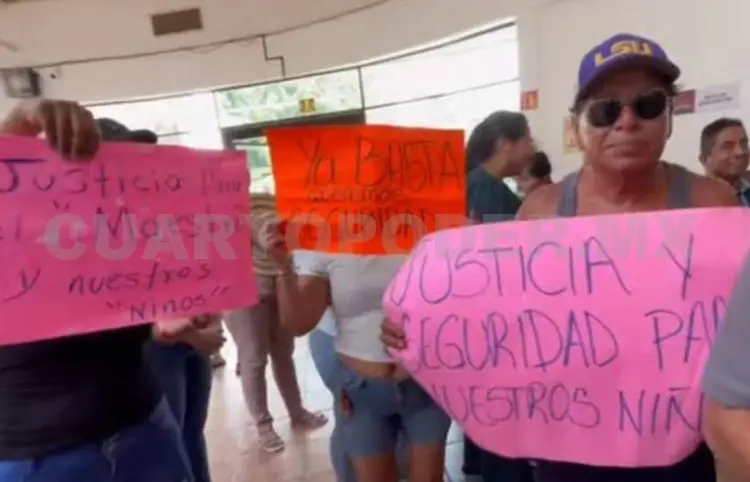 Fiscal atiende a padres que demandan seguridad