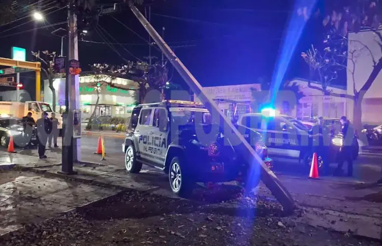 Veloces patrulleros se estrellan contra poste