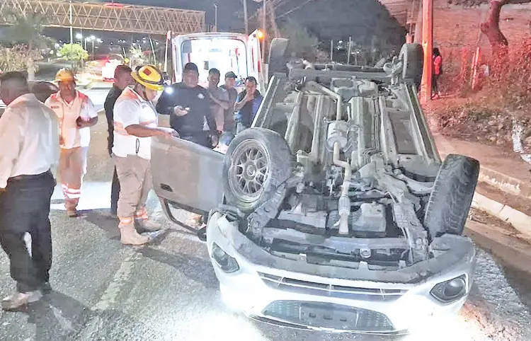 Regresaban a Tuxtla pero terminan volcando