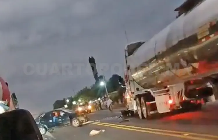 Solo daños deja choque de tráiler y automóvil