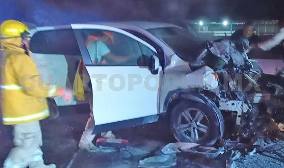 La camioneta, luego del choque con la moto, comenzó a incendiarse. Cortesía