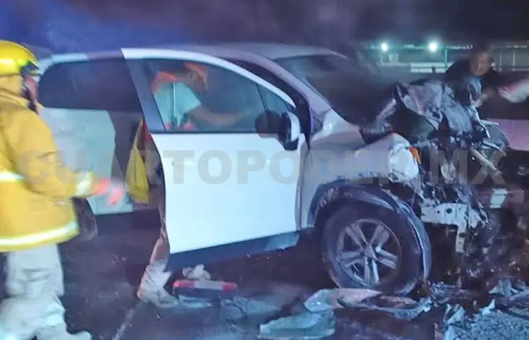 Tras chocar se incendia y quedan heridos motoristas