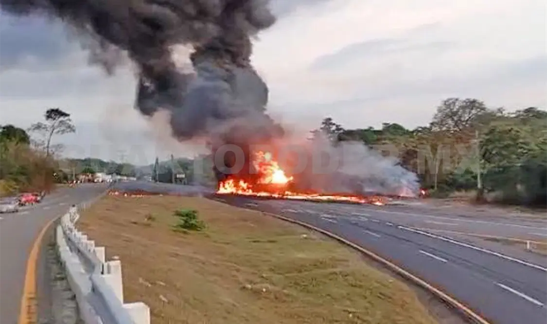 Tras volcar, las voraces llamas rodearon a dos pipas con combustible. Víctor Sánchez / CP