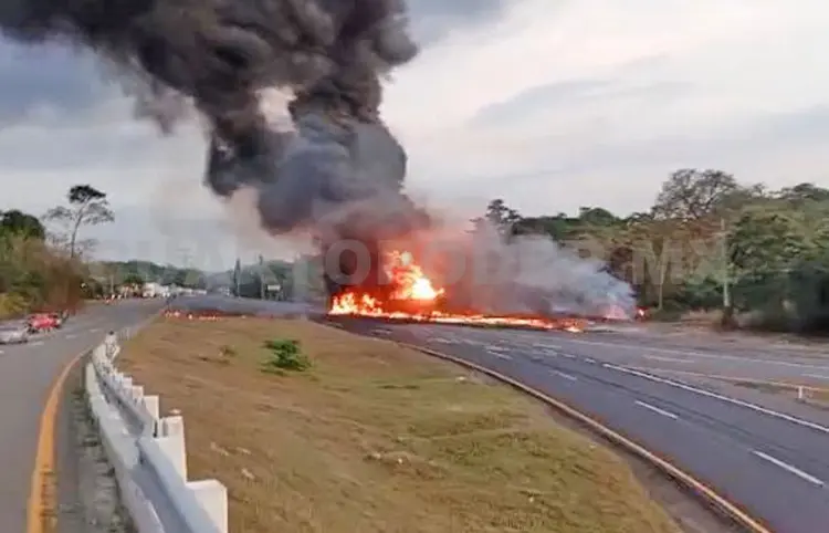 Arde pipa al volcar en Curva del Diablo