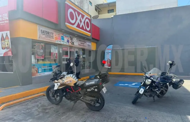 Asaltan tiendas Oxxo: se llevan botín