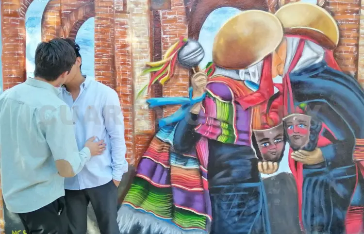 Beso de dos Parachicos causa indignación