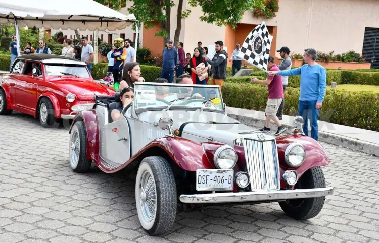 Realizaron exposición de autos antiguos