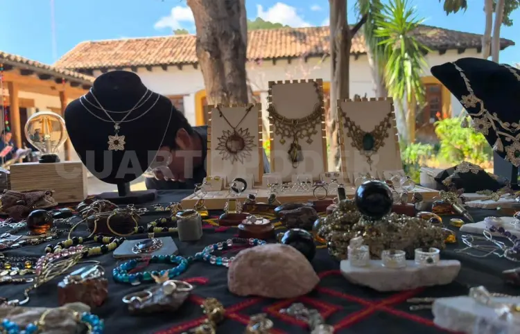 Mujeres realizan expoventa artesanal