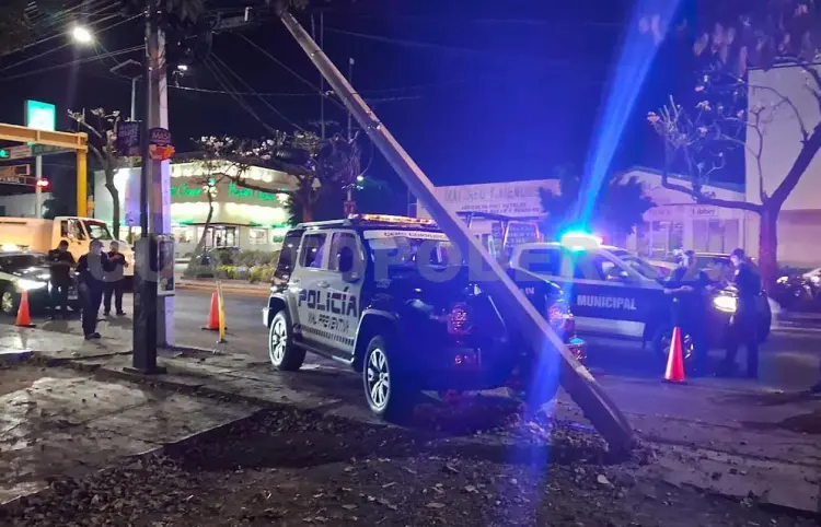 Veloces patrulleros se estrellan contra poste