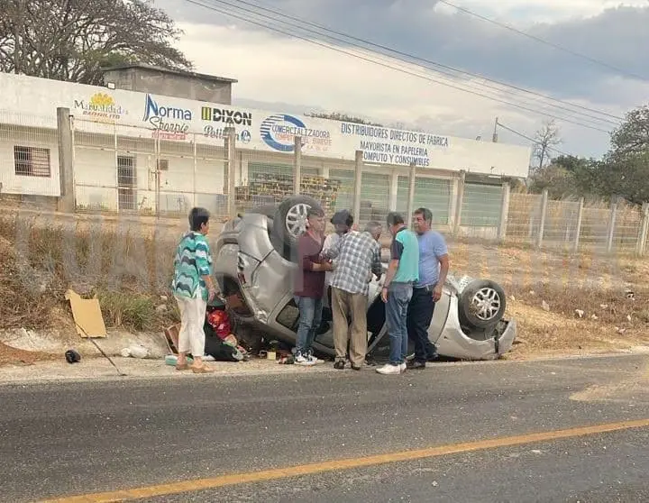 Vuelca automovilista en la vía a Berriozábal 