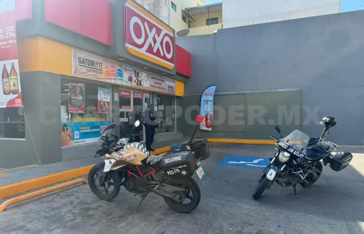 Asaltan tiendas Oxxo: se llevan botín
