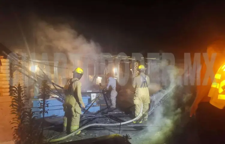 Incendio reduce a cenizas palapas