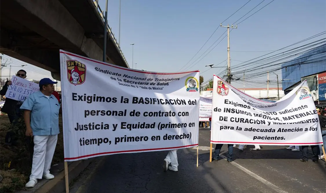 Trabajadores del sector salud bloquean vialidades