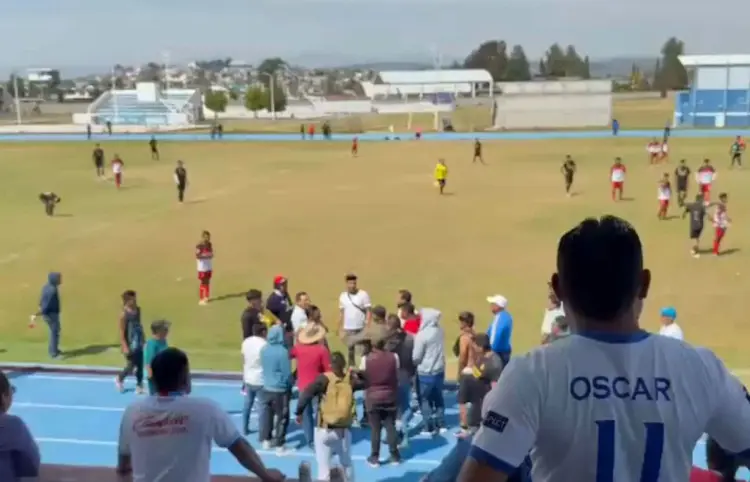 Partido de futbol termina a golpes y disparos