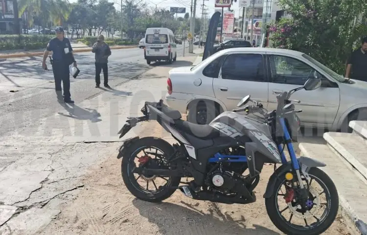 Atropella colectivero a motorista en bulevar