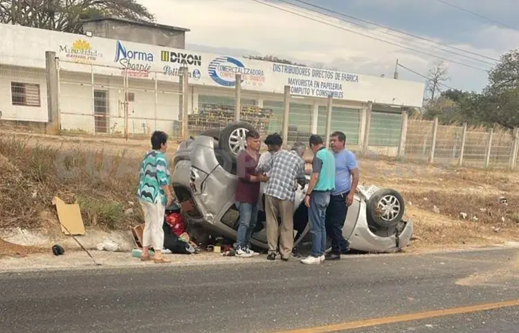Vuelca automovilista en la vía a Berriozábal