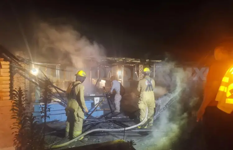 Incendio reduce a cenizas palapas