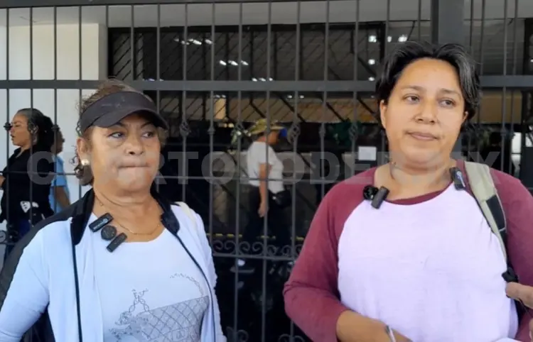 Director toma represalia contra madre de familia