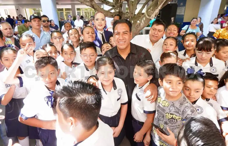 Fortalece Eduardo Ramírez a la educación en Chiapas