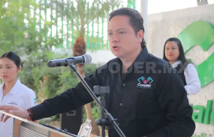 Asiste director a ceremonia de inicio de cursos