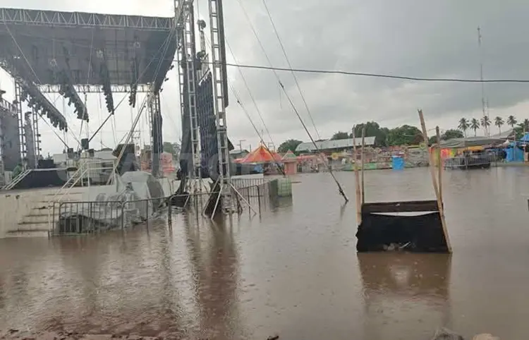 Fuerte aguacero inunda Expo Feria de Huixtla