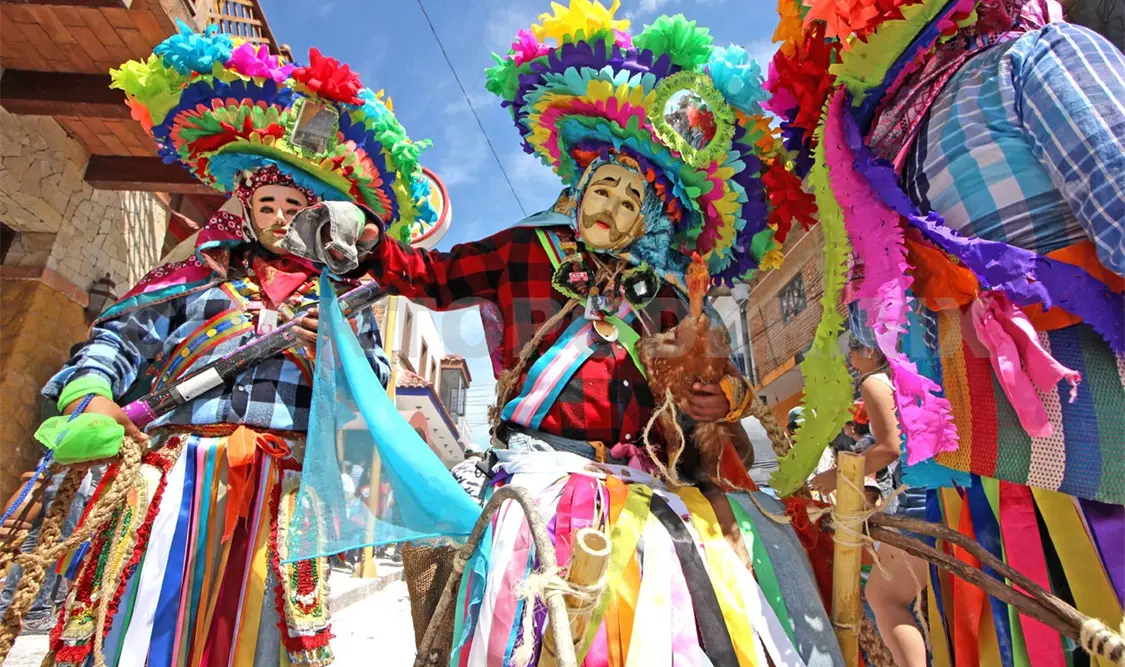 Las calles del municipio se llenan de color durante el Carnaval Zoque. Cortesía