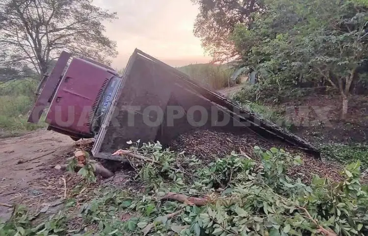 Vuelca camión al caer en zanja