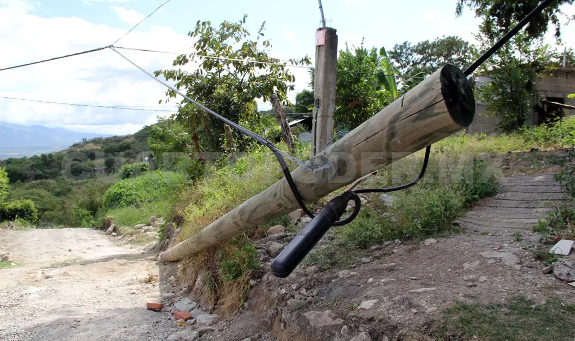 Poste a punto de colapsar, un peligro