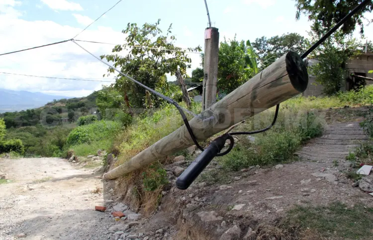 Poste a punto de colapsar, un peligro