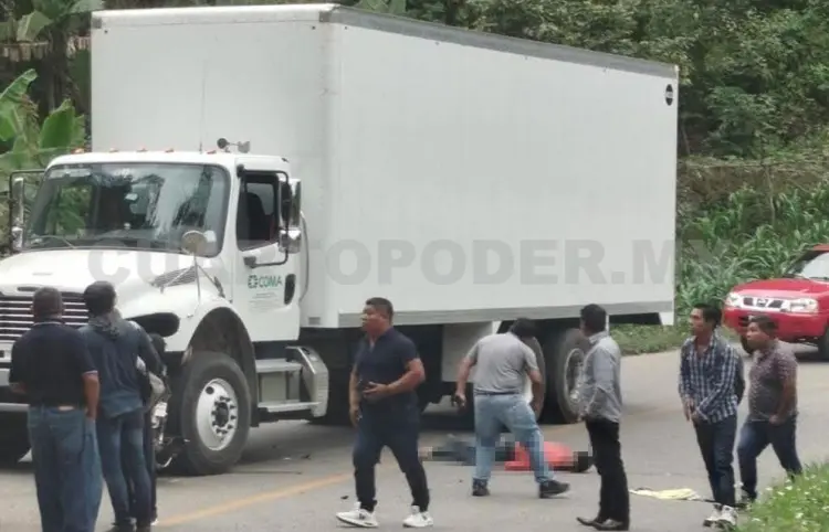 Se incrusta en camión y muere