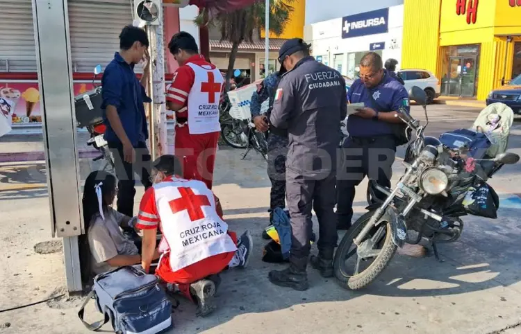 Frente a plaza comercial derrapan en moto