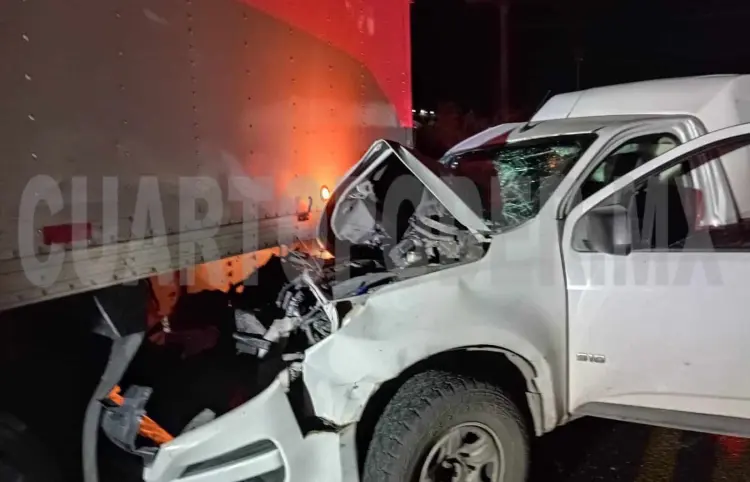 Pick up se incrusta en caja seca de camión
