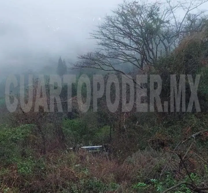 Cae vehículo al fondo de un barranco 