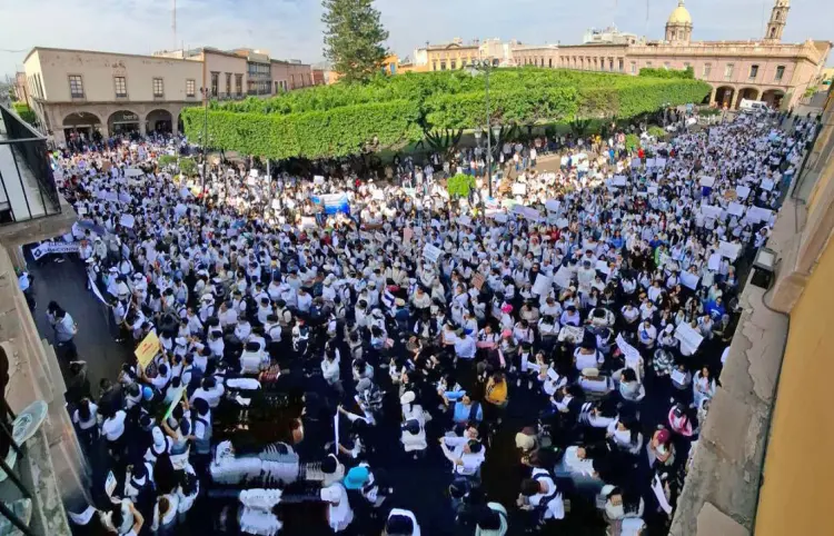 Marchan estudiantes por asesinato de compañero