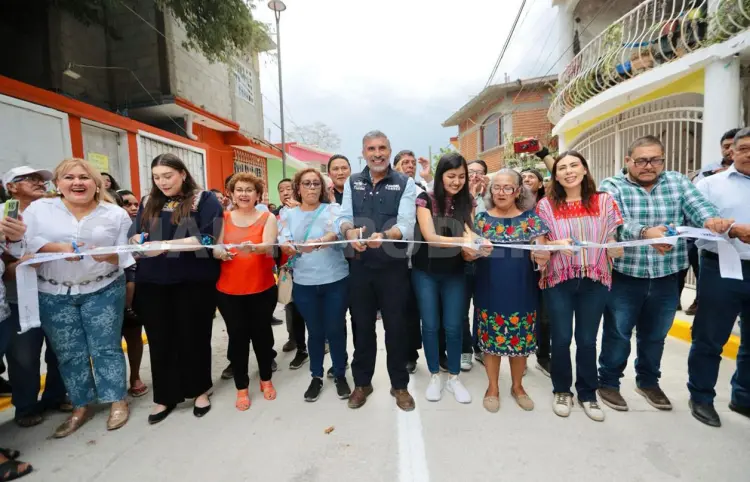 Entregan pavimentación de calle en la Potinaspak