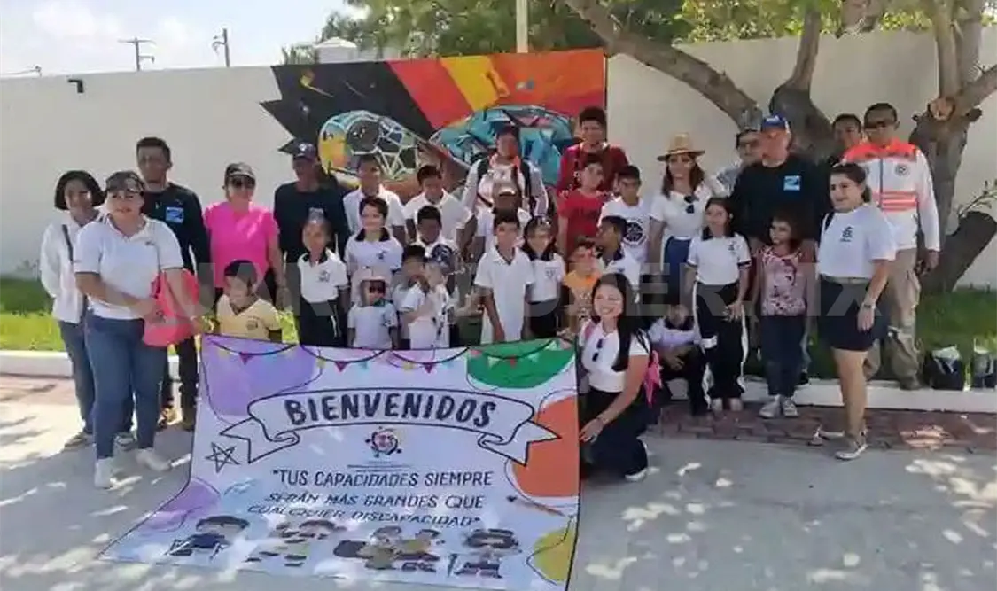 Estudiantes visitan campamento de tortugas