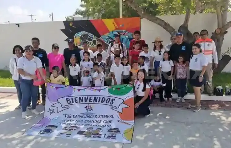 Estudiantes visitan campamento de tortugas